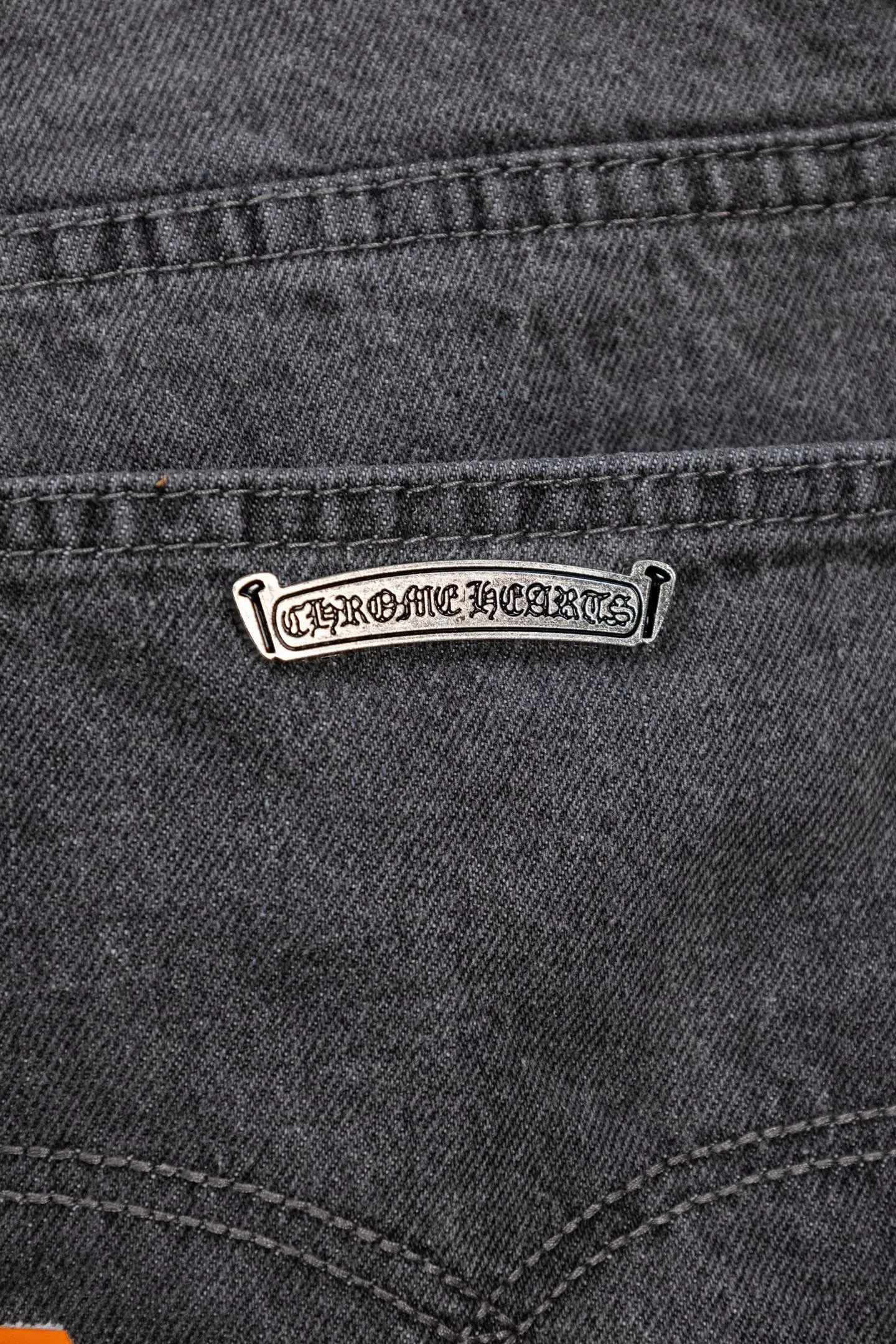 P240 Chromehearts limited edition orange and green classic cross patch leather gray jeans, priced at 34W level, patchwork cross pattern embellishment, washed jeans! ! An absolutely high-end luxury product, a 1.9W-level god-level single product, a super popular product, made by top heavy industry, a magic weapon that cannot be missed! [About Zangyin] This is an extremely luxurious fashion brand that can also be called the aristocracy of the high street. It has always been an exclusive brand for some hipsters or rich second generations. Compared with ordinary high streets, it is more luxurious and noble. Compared with luxury brands, it is more fashionable and individual. It has always been a brand that I have a special liking for. [Top heavy industry fashion design] Consistently high-street luxury style. Speaking of this style, the Zangyin family and GU family are definitely the leading representative brands. Especially the Zangyin family has really achieved a state-of-the-art effect in creating high-street style. The unique washed material is used to create this style. The color system is already quite eye-catching. After it is decorated with patchwork cross flowers, it cleverly highlights the charm of the brand. Secondly, this style uses classic The high-waist cutting design highlights the long legs and fashionable temperament of the upper body. The brand is highly recognizable and the slim fit configuration is more suitable for daily wear. It is a product that interprets personality, fashion, and specifications at a glance. This single product is enough to make any fan excited. It can be a white T-shirt for a youthful college style, or a tight suspender for a royal style. It has strong matching ability and can be easily controlled by men.  [Materials and craftsmanship] Needless to say, this point goes without saying. As an excellent craftsman brand, Zangyin’s requirements for details and craftsmanship are really perfect. The washed color of this model has gone through so many processes, not to mention the embellishment of denim appliques. It is also purely hand-made and sewn. Just like what they believe in, only hand-made things have soul and have the meaning of wear. A top-notch heavy-duty fashionable denim item, I look forward to your perfect interpretation! !  Color: Gray Size: 28-34